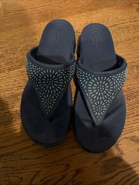 Crocs Women’s Navy Blue Embellished Sandals sz 7